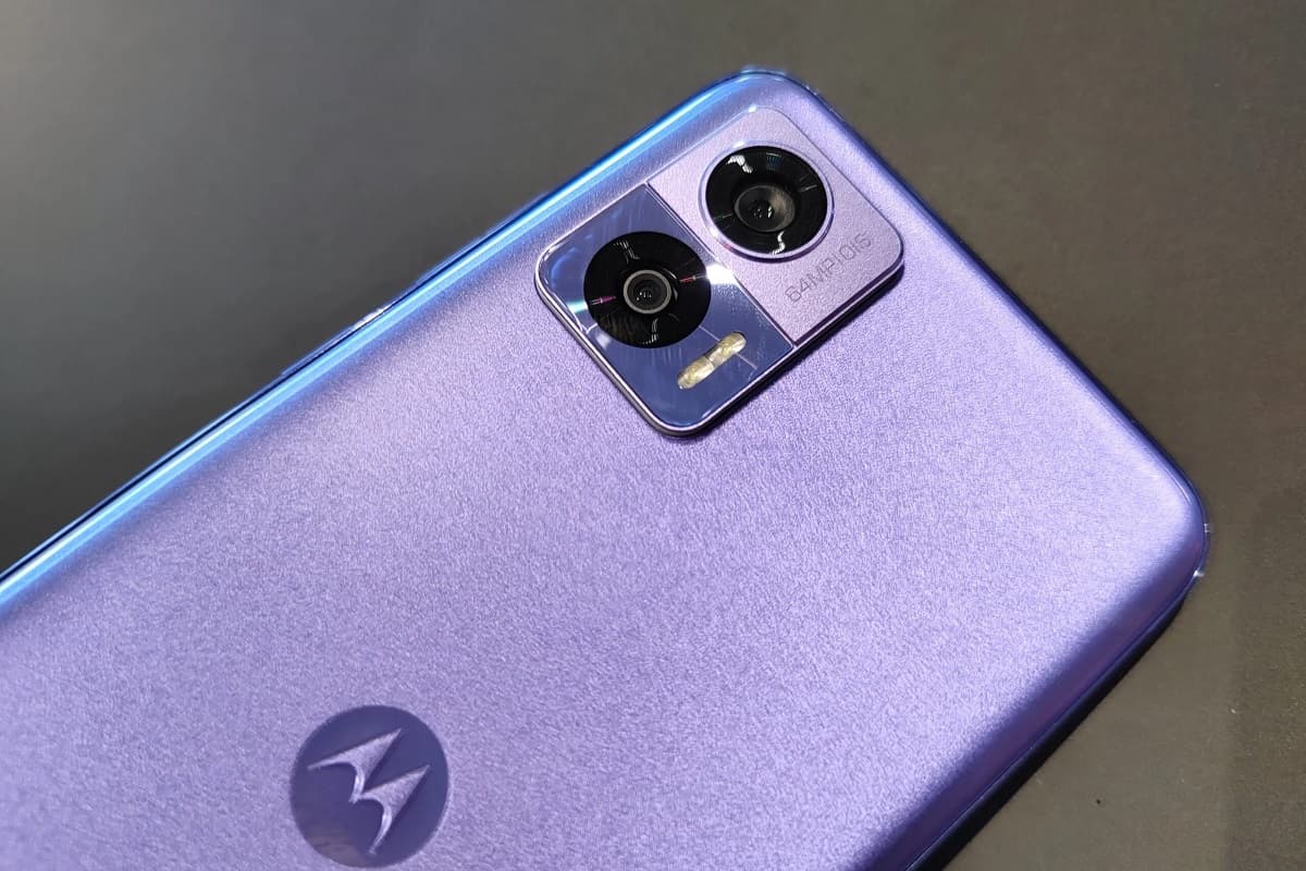 Câmeras do celular Moto Edge 30 Neo na cor lilás