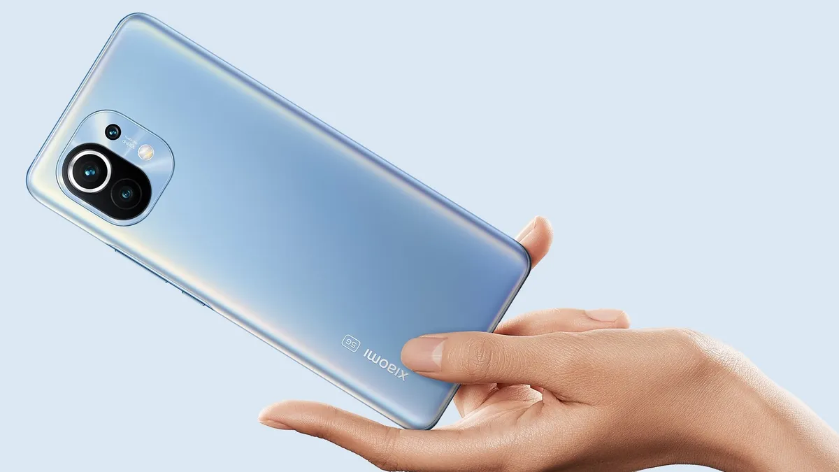 Pessoa segrando celular Xiaomi Mi 11 na cor azul