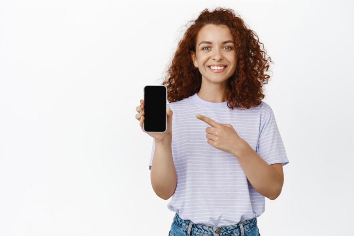Uma mulher está apontando para Qual iPhone Comprar em 2024?