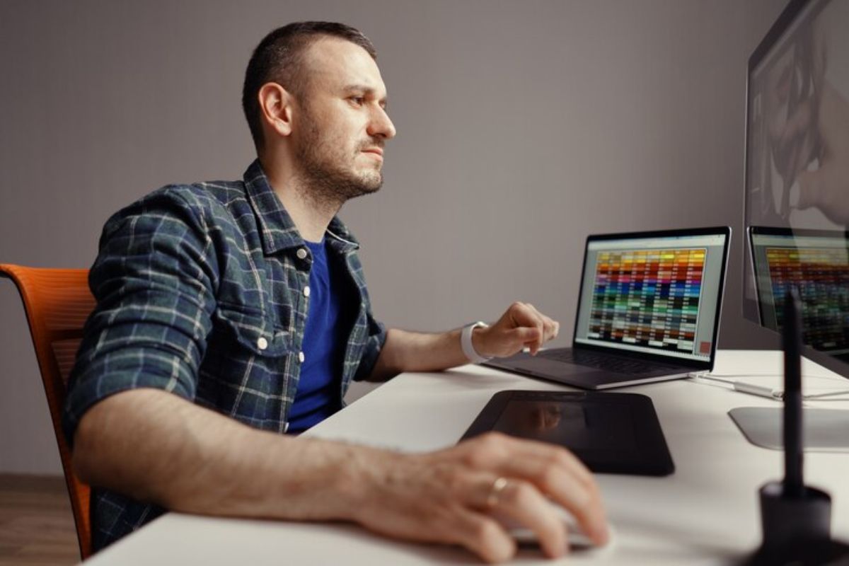Imagem de um profissional trabalhando no Melhor MacBook para Designers 2024