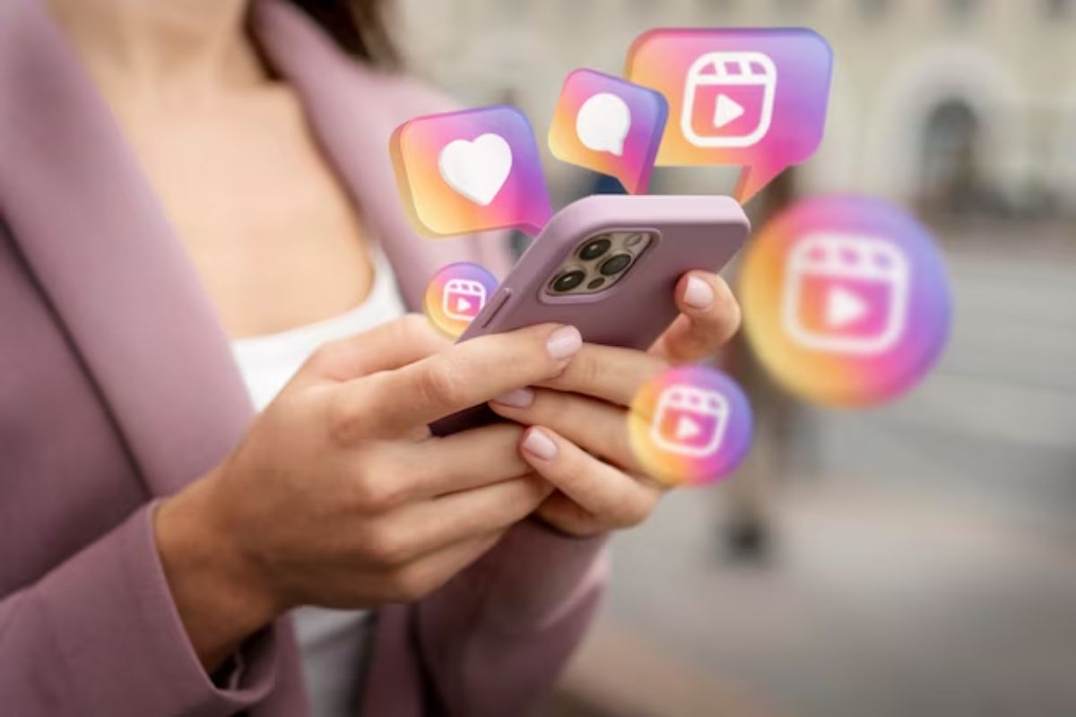 Uma mulher usa seu celular, enquanto isso, aparecem diversos ícones de serviços do Instagram como se saíssem do smartphone