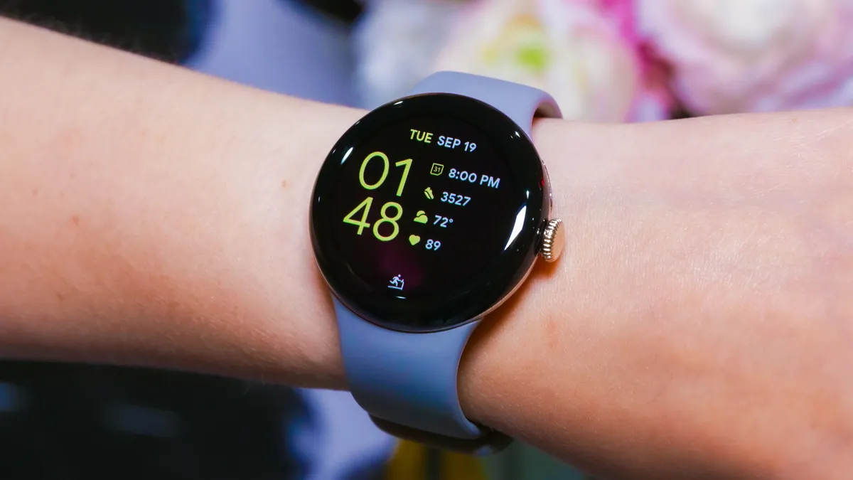 Visor do smartwatch Google Pixel Watch 2 azul, no pulso de uma pessoa