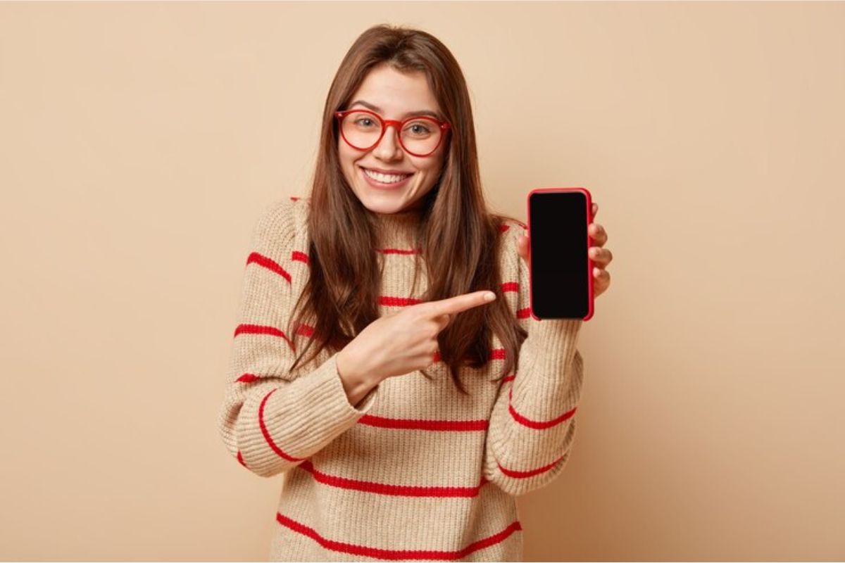 Uma mulher está apontando para Qual iPhone Comprar em 2024?