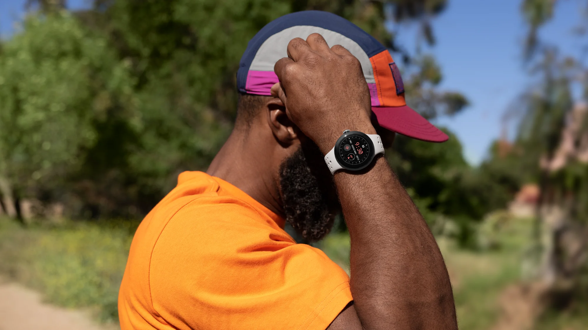 Homem praticando exercícios, enquanto usa um smartwatch Google Pixel Watch 2 branco no pulso