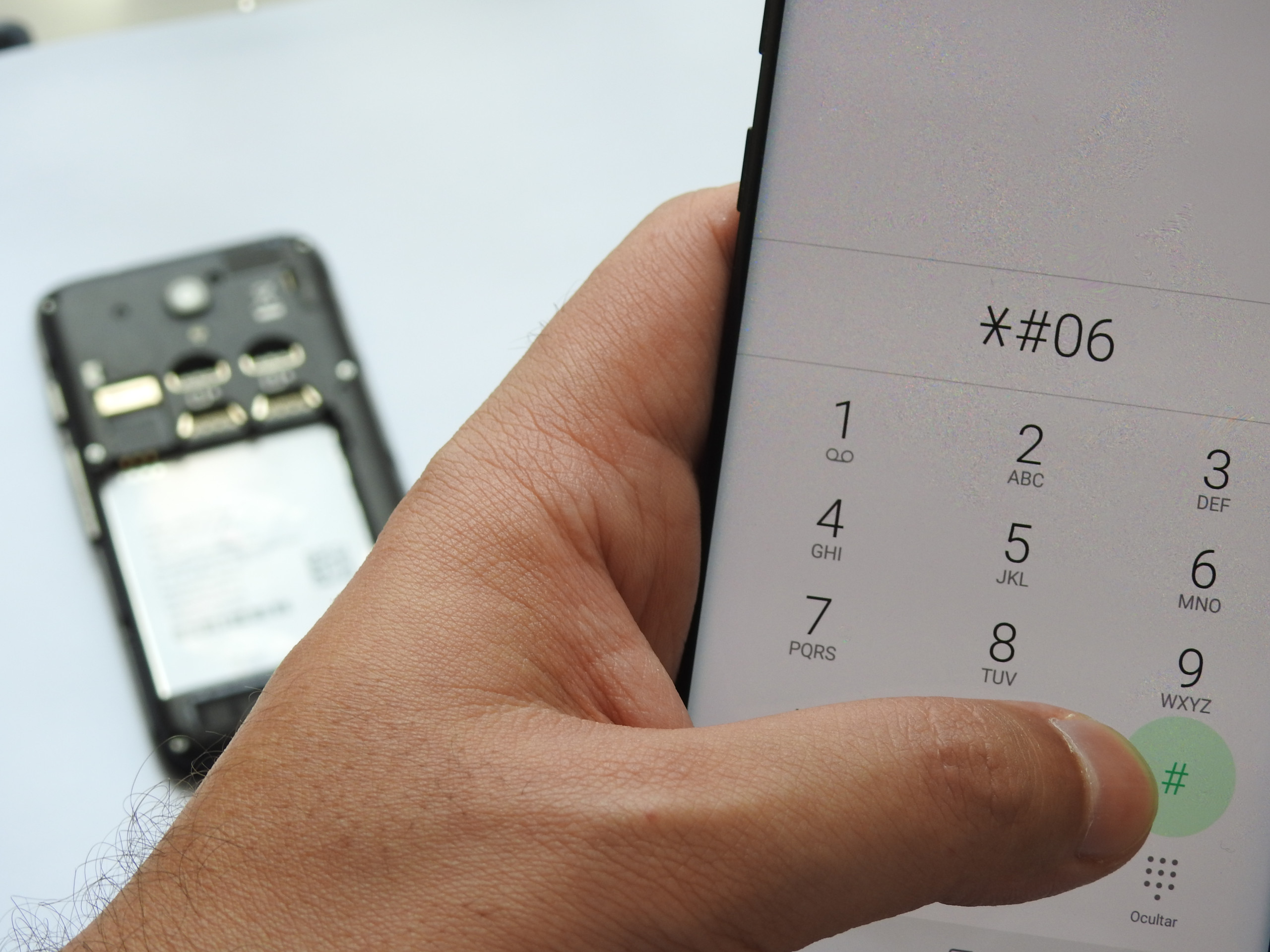 Pessoa digitando número no teclado de um smartphone