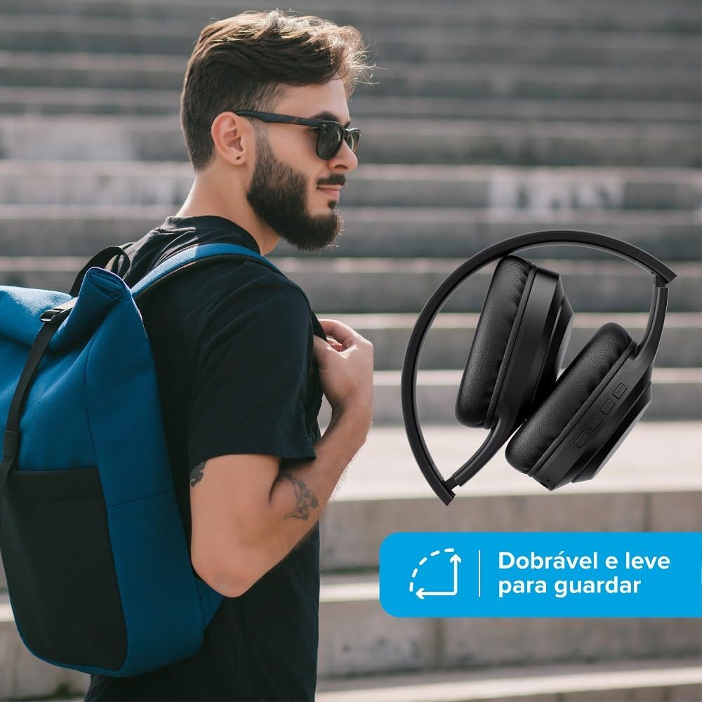 Homem andando com mochila nas costas, com imagem ilustrativa do Headphone Bluetooth Bass 300 i2go ao lado