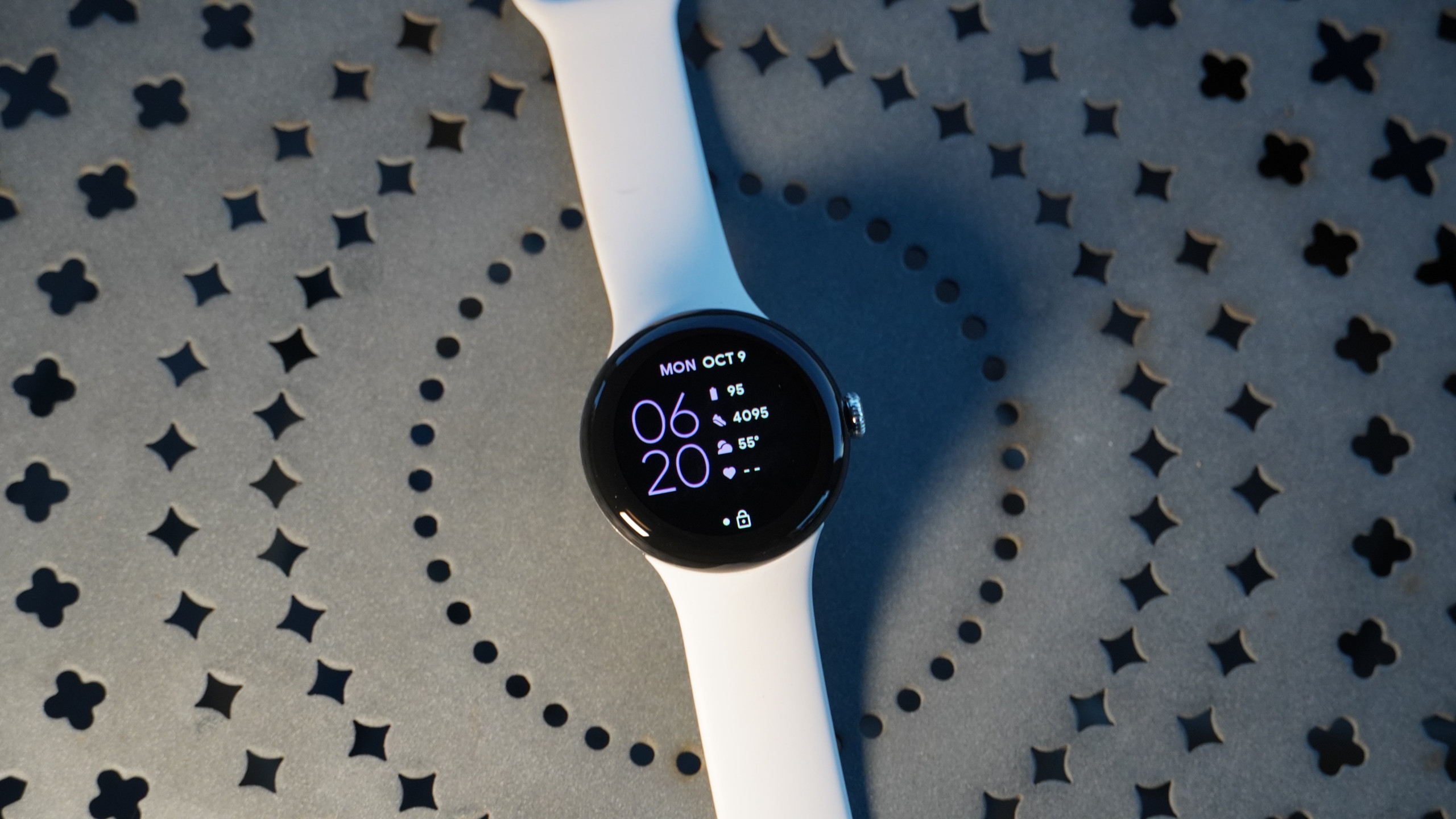 Vista de cima da tela e pulseira do smartwatch Google Pixel Watch 2 branco