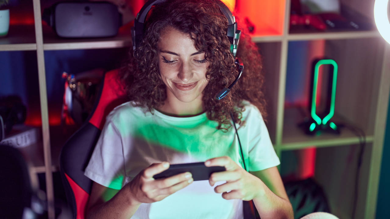 Garota gamer usando celular para jogar Fortnite