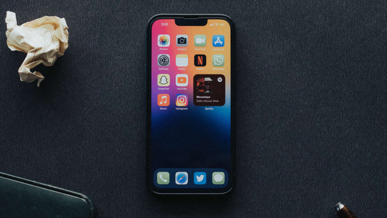 iPhone 13 com a tela acesa