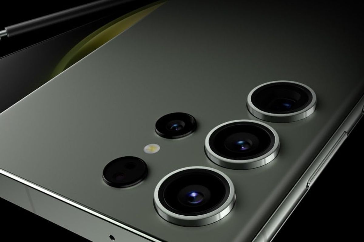Imagem de um Samsung Galaxy S24 vs iPhone 15. O modelo de exibição é preto