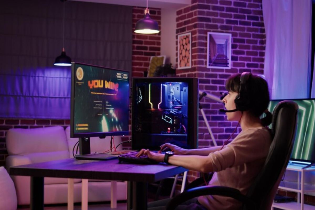 Monte seu PC 2024: imagem de um rapaz sentado jogando em seu computador