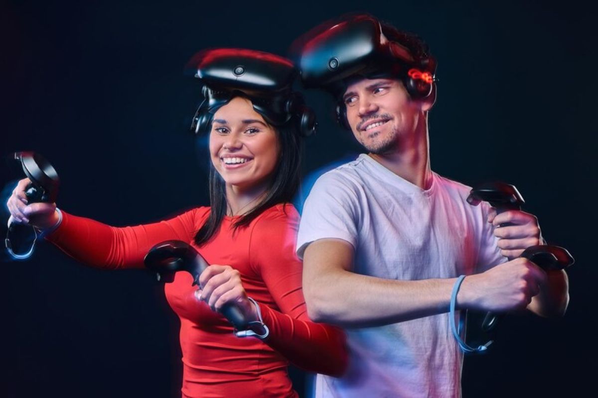 Um casal usando um óculos VR e jogando juntos