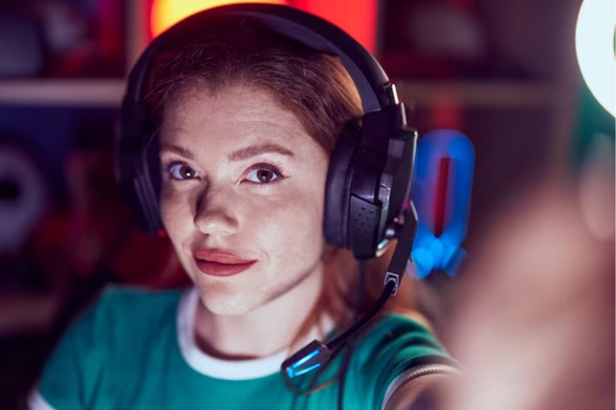 Uma jogadora profissional equipada com seu headset