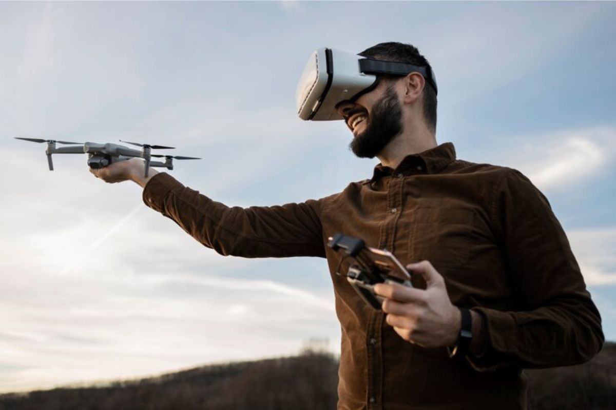 Um homem com óculos VR soltando um Drone Custo Benefício 2024