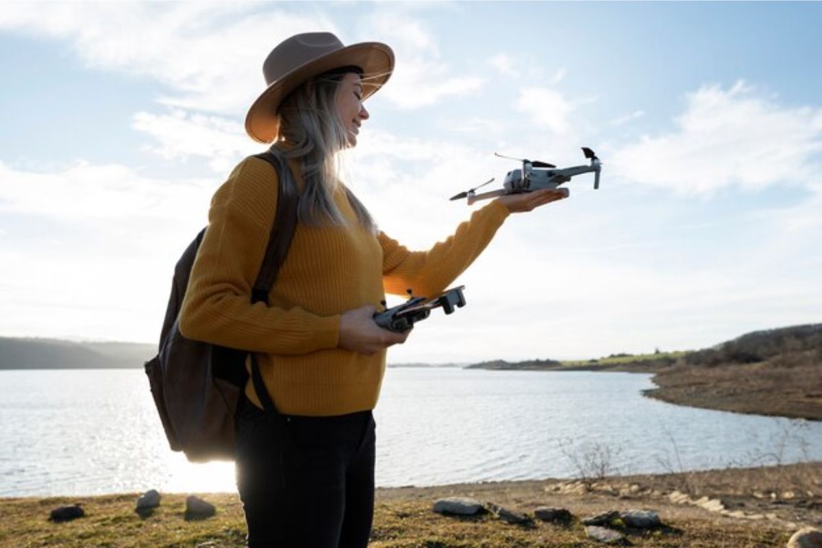 Uma mulher com chapéu soltando um Drone Custo Benefício 2024
