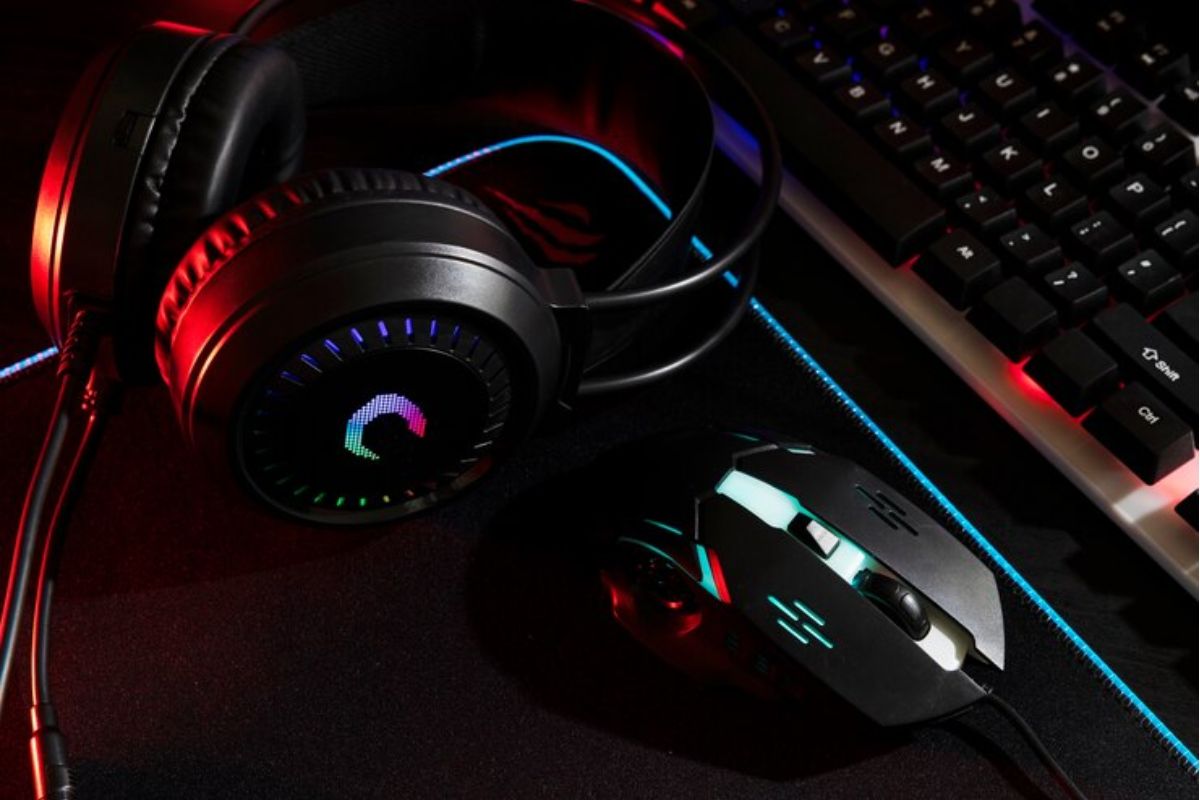 Headset Gamer 2024 ao lado de um mouse e teclado gamer