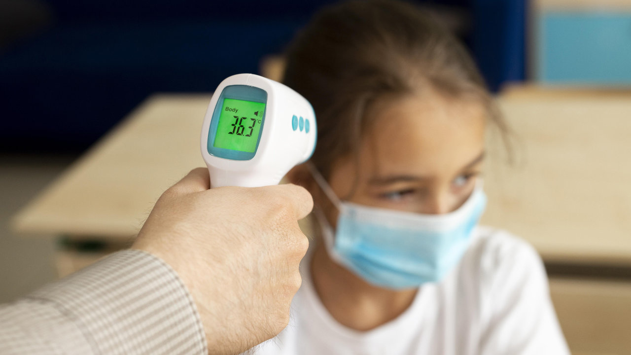 Medido temperatura de criança com termômetro digital Anxin