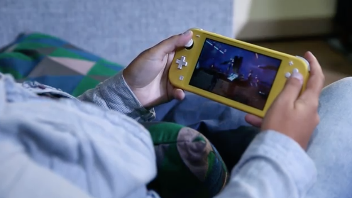 Pessoa jogando em um Nintendo Switch Lite