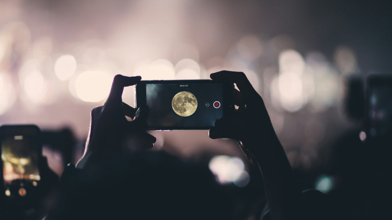 Foto de lua no céu à noite