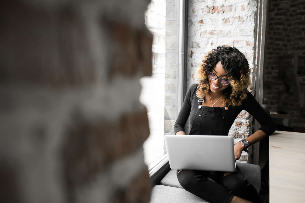 Jovem negra trabalhando com o notebook em 2025