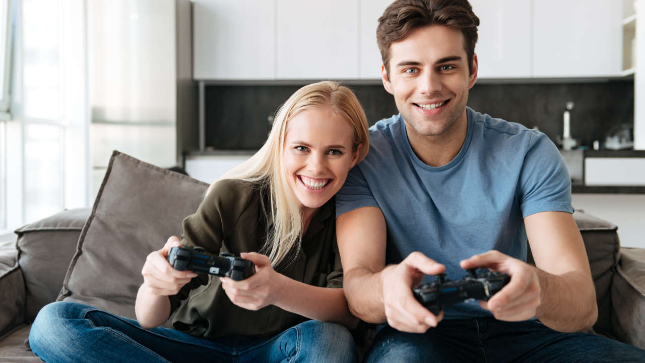 Namorados jogando no Xbox ou PS5