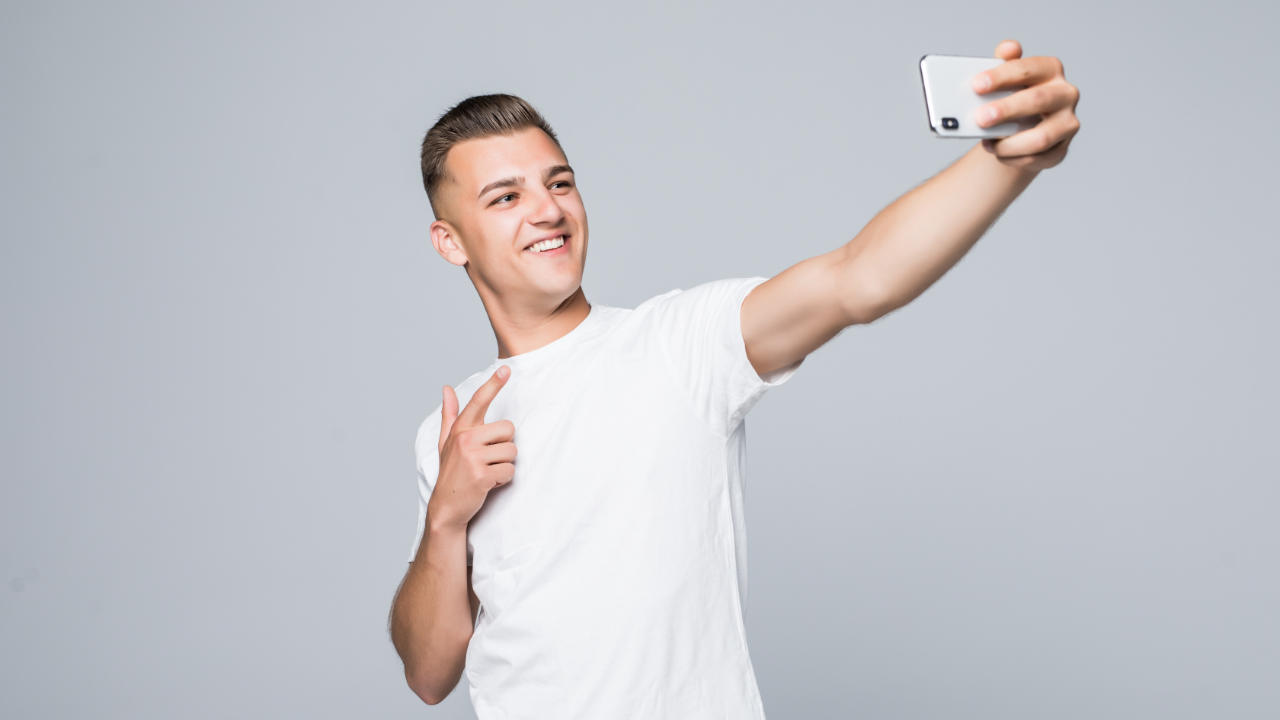 Rapaz tirando selfie com celular com a melhor câmera frontal de 2024
