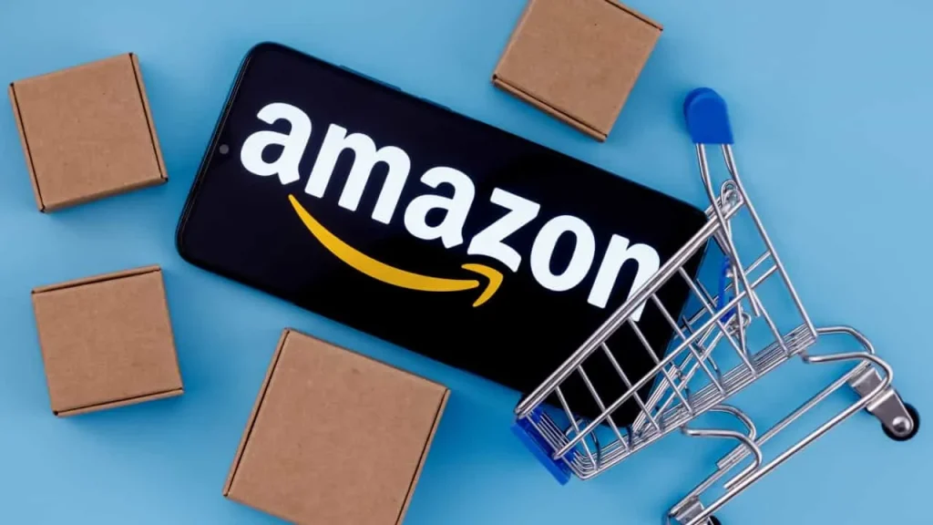 Celular exibindo o banner da Amazon