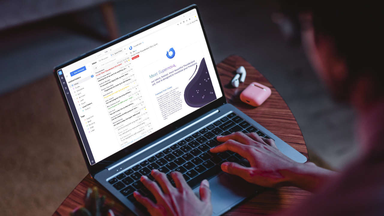 Pessoa com notebook aberto enquanto usa o gerenciador de e-mails Thunderbird