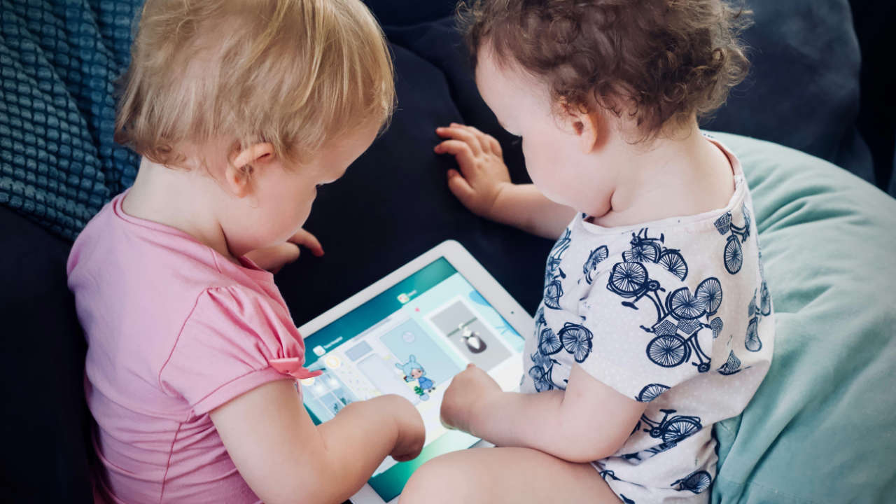 Bebes brincando com tablet infantil