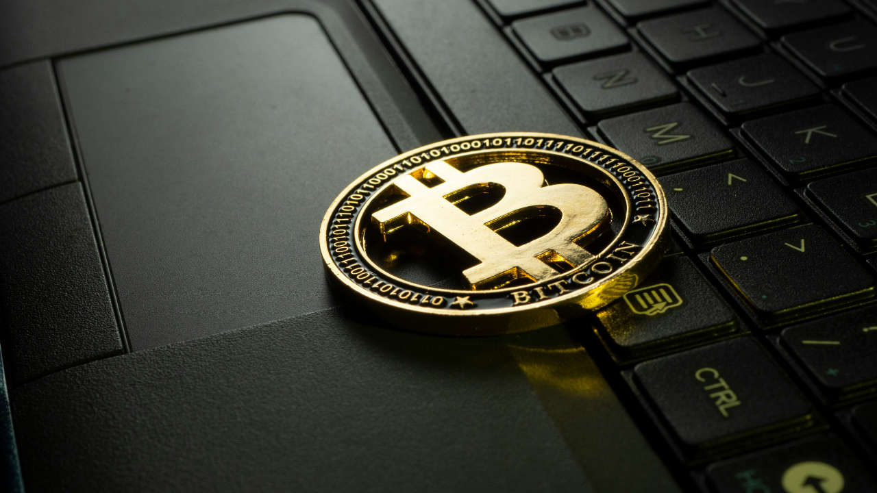 Bitcoin em cima de um notebook
