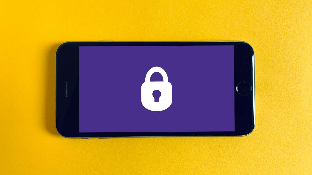 Celular com cadeado representando melhor VPN em 2024