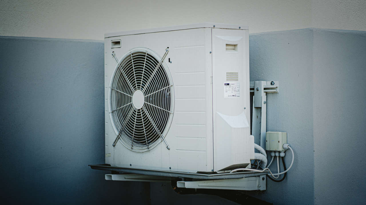 Foto do condensador de um ar condicionado de 36.000 BTUs