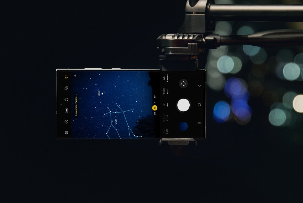 Galaxy S23 em suporte tirando foto da lua
