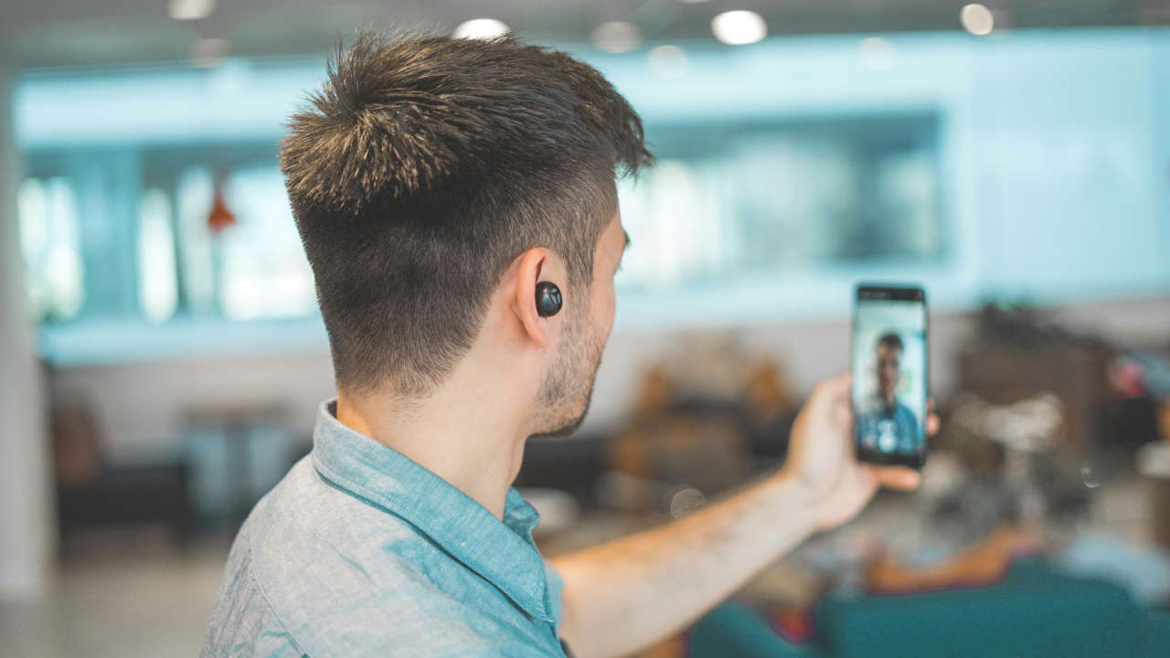 Jovem tirando foto com um dos melhores celulares para trabalhar 