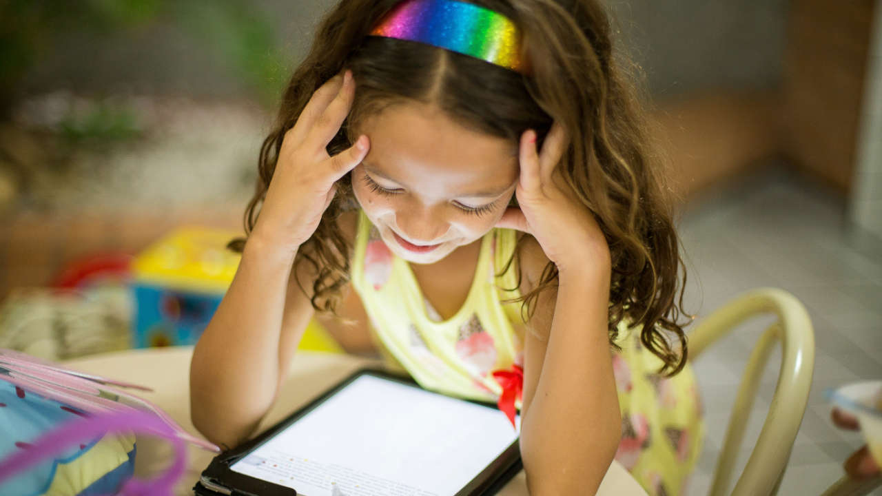 Menina usando o melhor tablet infantil de 2025