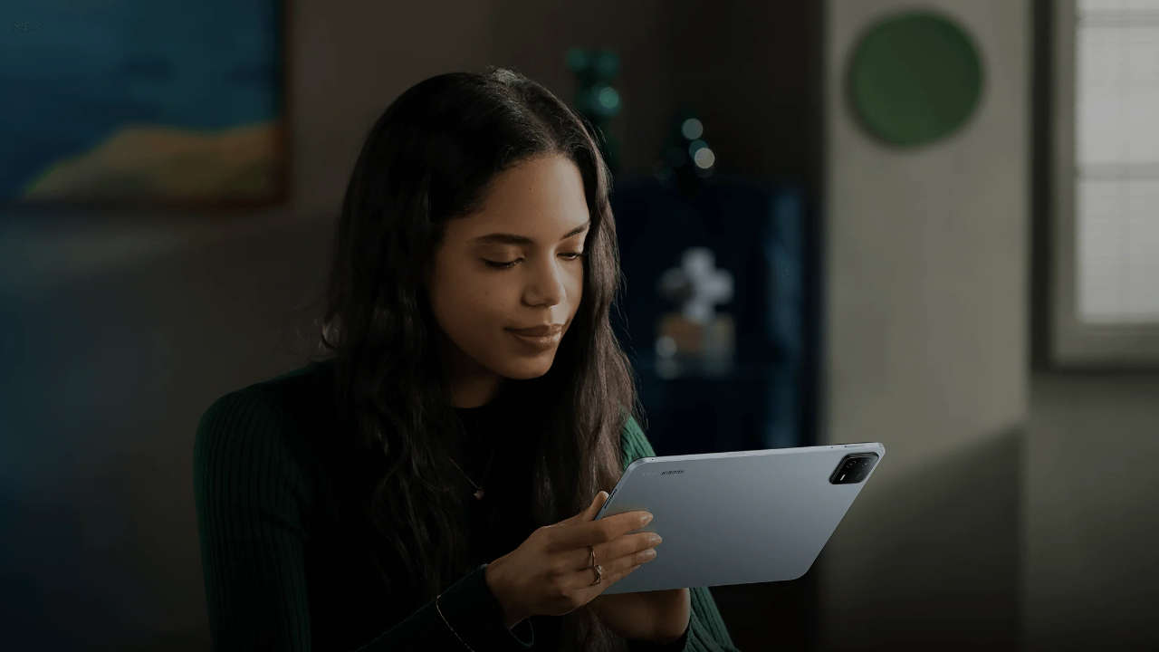 Mulher segurando o Xiaomi Pad 6, o melhor tablet para comprar para em 2025