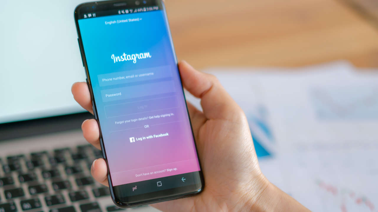 Pessoa com celular na mão no Instagram