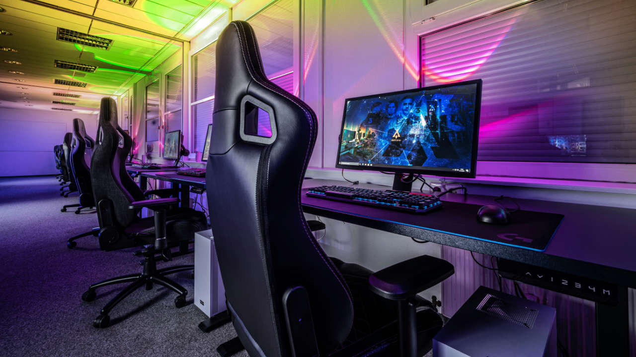 Setup gamer completo com vários PCs e cadeiras