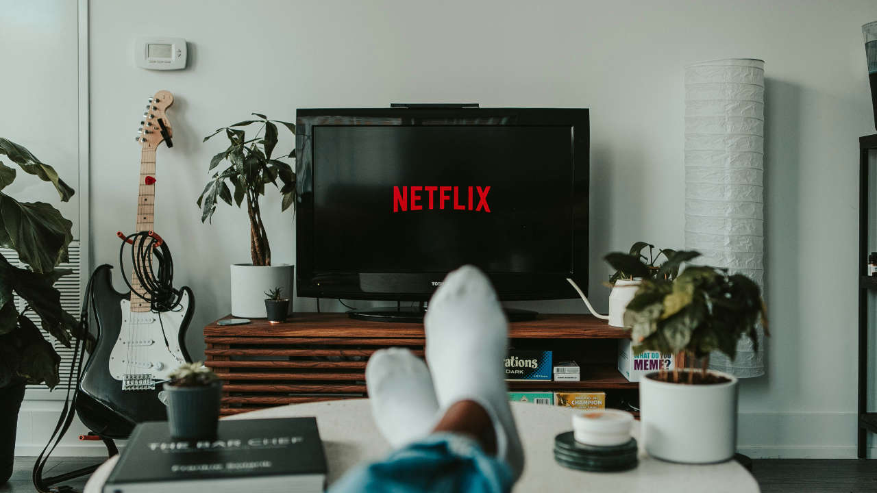 Pessoa assistindo aplicativo da Netflix na Smart TV
