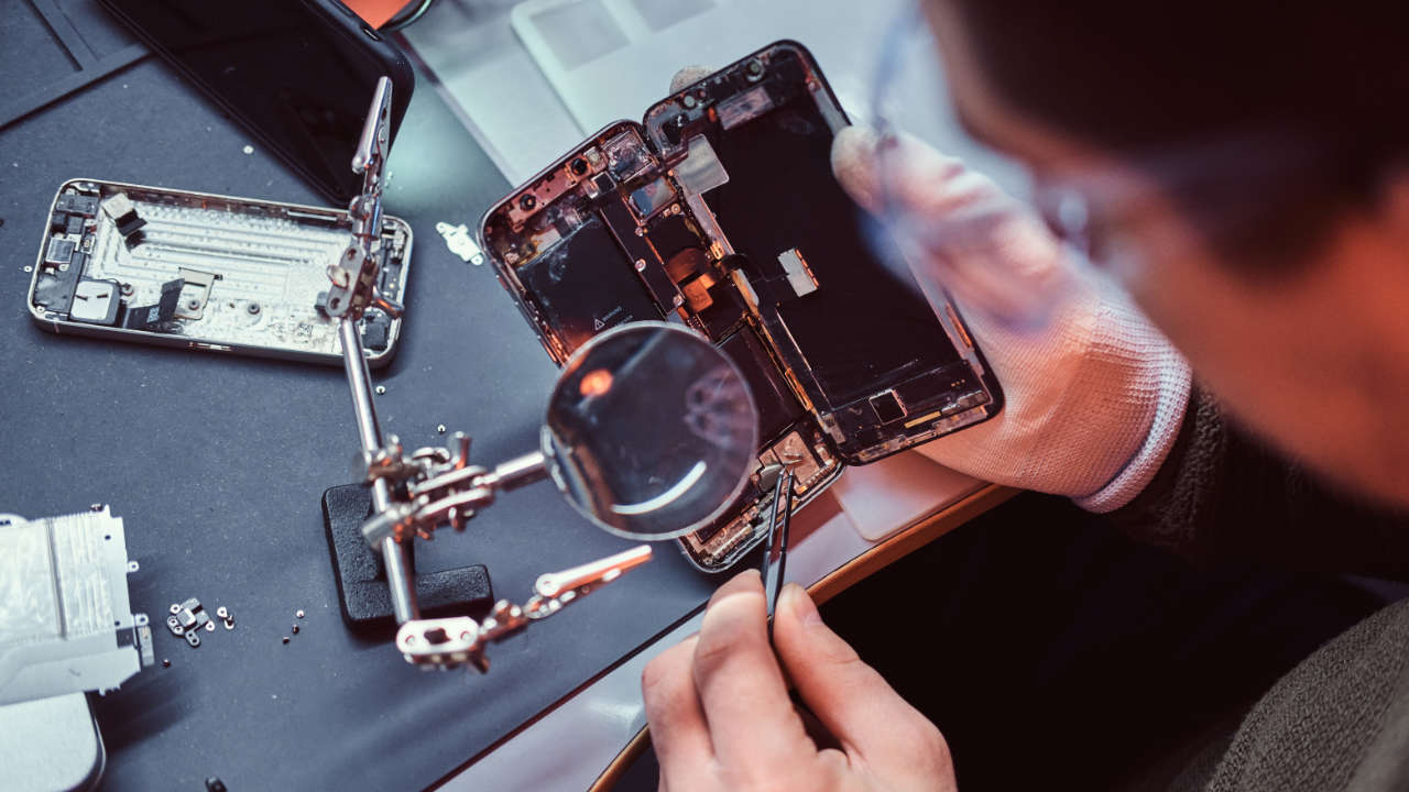 Pessoa procurando IMEI do celular para saber se ele é roubado