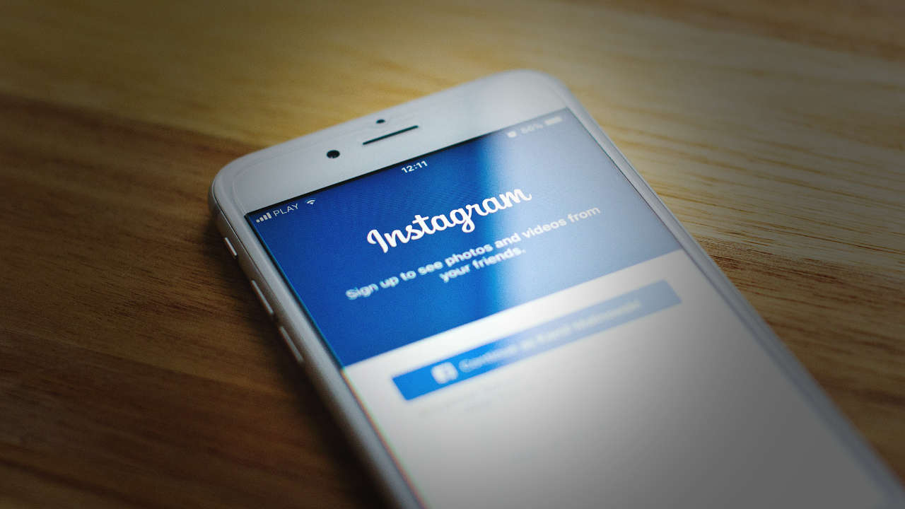 Celular ligado com Instagram aberto