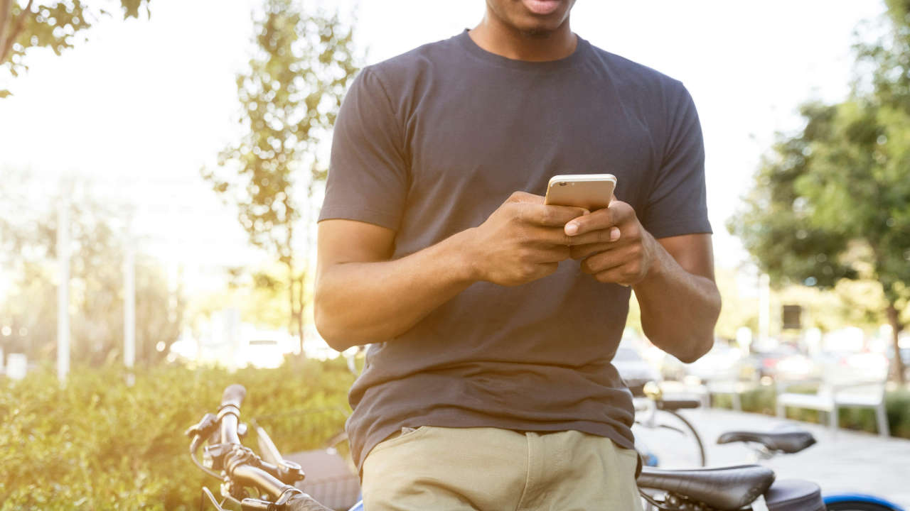 Jovem usando celular com número temporário grátis en 2024