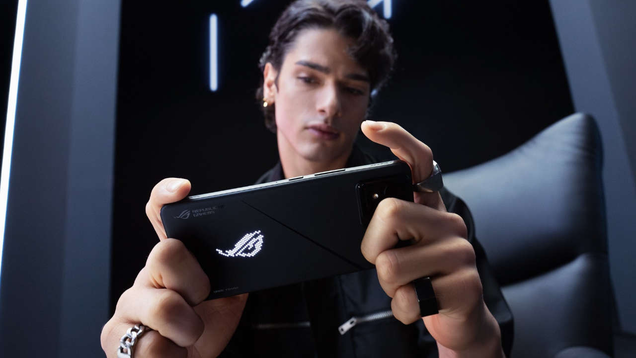 Jovem segurando o Rog Phone 8 Pro