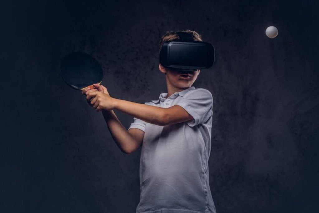 Um jovem com óculos VR jogando um ping-pong no protótipo do Nintendo Switch 2