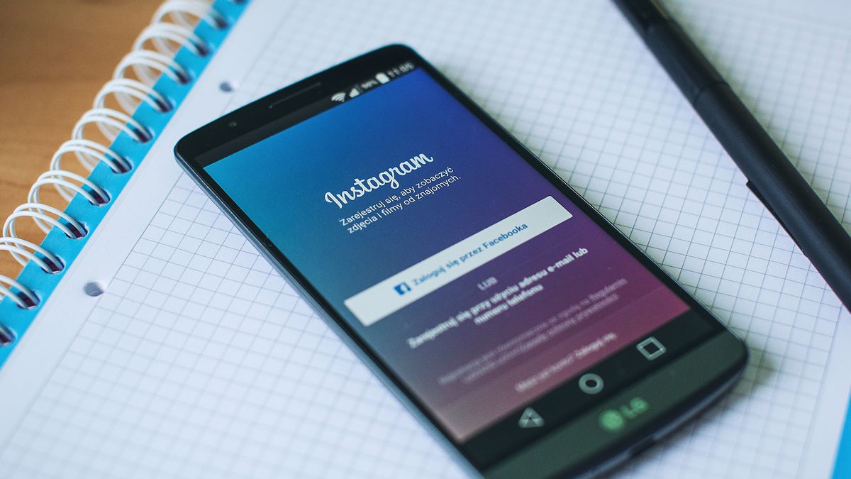 Celular com app do Instagram aberto