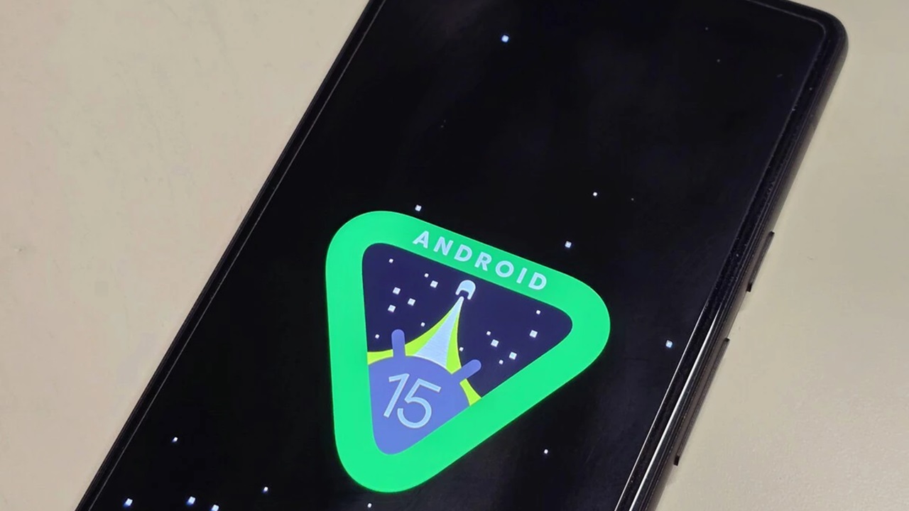 Celular com Android 15