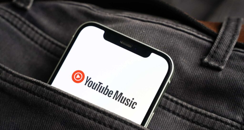 Youtube Music no celular em um bolso da calça