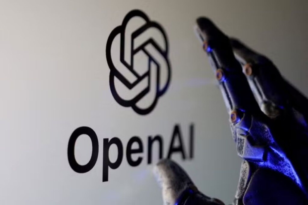 Mão robótica - ao fundo, a logo da OpenAI